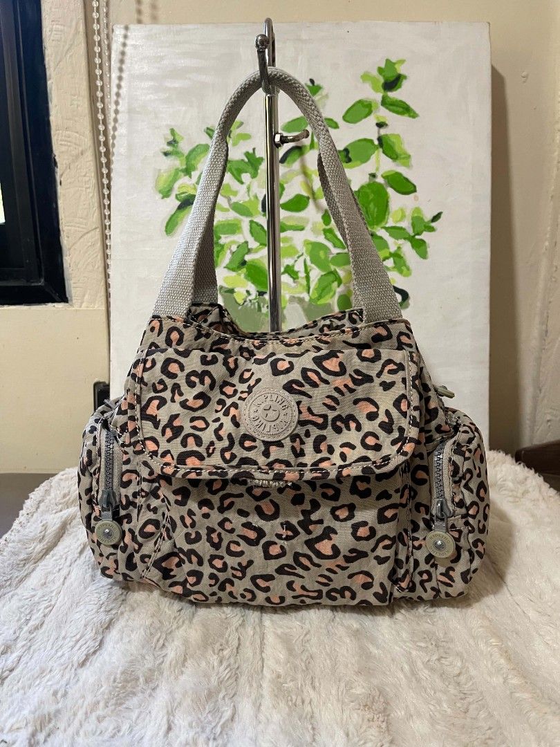 Kipling handbag original (Category: Tote Bags) located in Naawan. Submitted by twillycalledprelovedbags (Listing ID 1444872840, Image 1). Description: issue cut Ang sling and sa front.