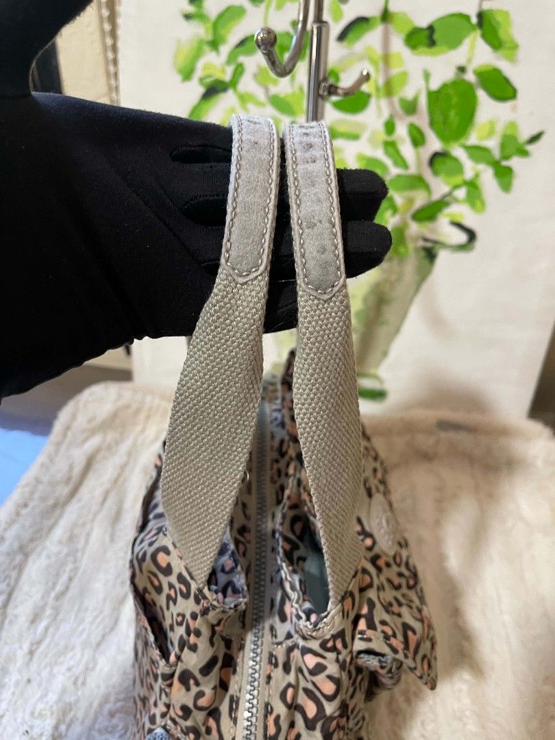 Kipling handbag original (Category: Tote Bags) located in Naawan. Submitted by twillycalledprelovedbags (Listing ID 1444872840, Image 2). Description: issue cut Ang sling and sa front.