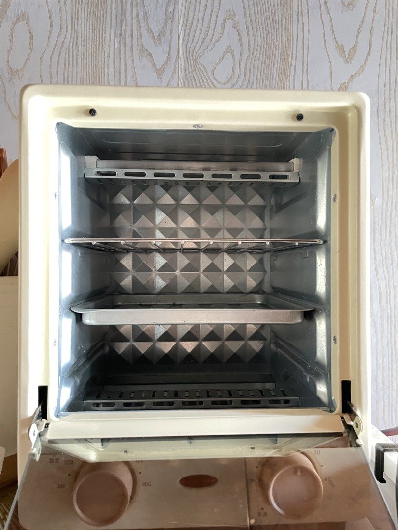 Konka Little Chef Toaster Oven (Category: Ovens & Toasters) located in Manila. Submitted by prelovebyanj (Listing ID 1444921231, Image 2). Description: Selling my pre-loved Konka Little Loft Mini Oven. -Used once -Normal signs of usage due to storage and usage -Adjustable temperature control -Built-in timer -Good working condition RFS: Decluttering / No longer using..