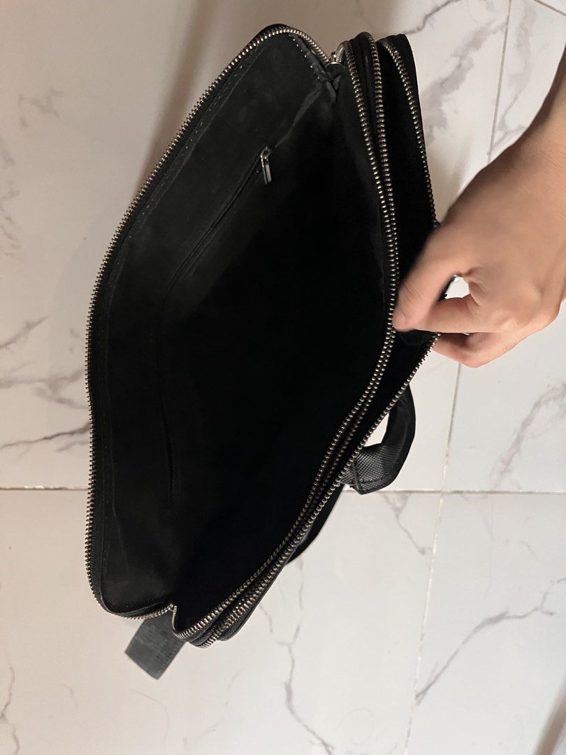 Laptop bag Leather (Category: Laptop Bags & Sleeves) located in Quezon City. Submitted by shop_sobi (Listing ID 1444927323, Image 3). Description: Leather, great durable quality, adjustable straps. Thick and high qual rfs: not using anymore.