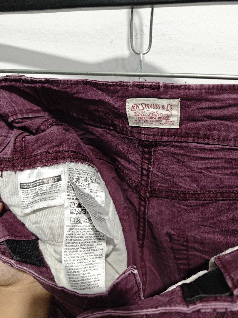 Levi's Cargo Pants (Category: Jeans) located in Bulacan. Submitted by pzj_thrift (Listing ID 1445010814, Image 3). Description: Levi’s cargo pants violet L 39 W 31 Leg opening 7 Condition 9/10 Color rate 9/10 Issue stains.