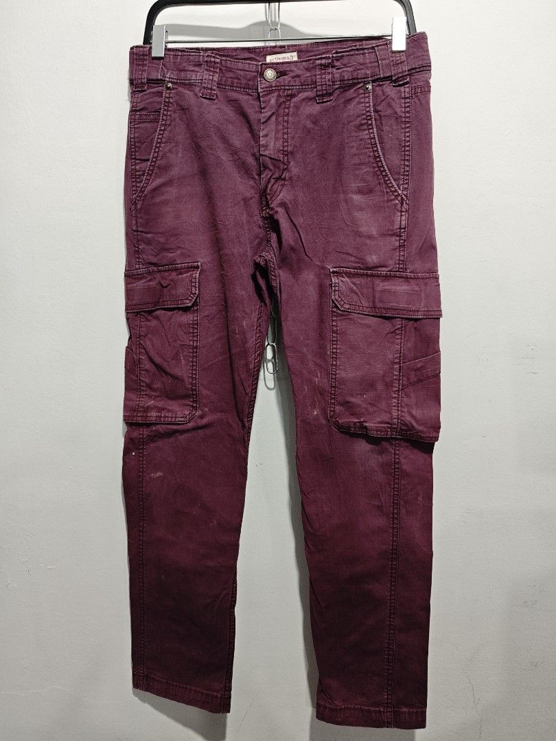Levi's Cargo Pants (Category: Jeans) located in Bulacan. Submitted by pzj_thrift (Listing ID 1445010814, Image 1). Description: Levi’s cargo pants violet L 39 W 31 Leg opening 7 Condition 9/10 Color rate 9/10 Issue stains.