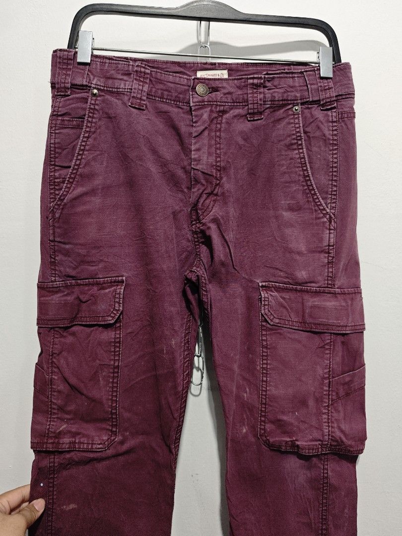 Levi's Cargo Pants (Category: Jeans) located in Bulacan. Submitted by pzj_thrift (Listing ID 1445010814, Image 2). Description: Levi’s cargo pants violet L 39 W 31 Leg opening 7 Condition 9/10 Color rate 9/10 Issue stains.