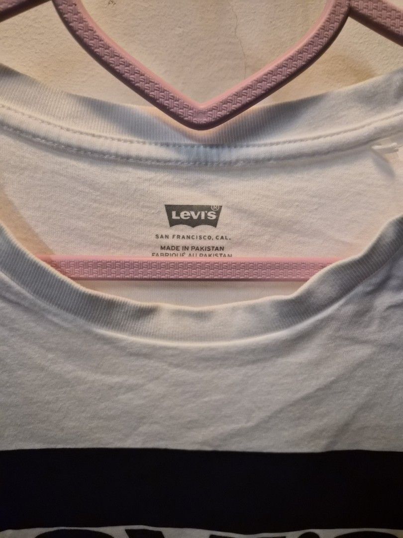 LEVI'S CLASSIC LOGO SHIRT M (Category: Shirts) located in Pila. Submitted by dmlmd (Listing ID 1444974832, Image 2). Description: ⚠️LAST PRICE POSTED. LOWER OFFERS WILL BE IGNORED⚠️ -AUTHENTIC personally bought from LEVI'S -No stains. -Fresh from laundry. -Size M.