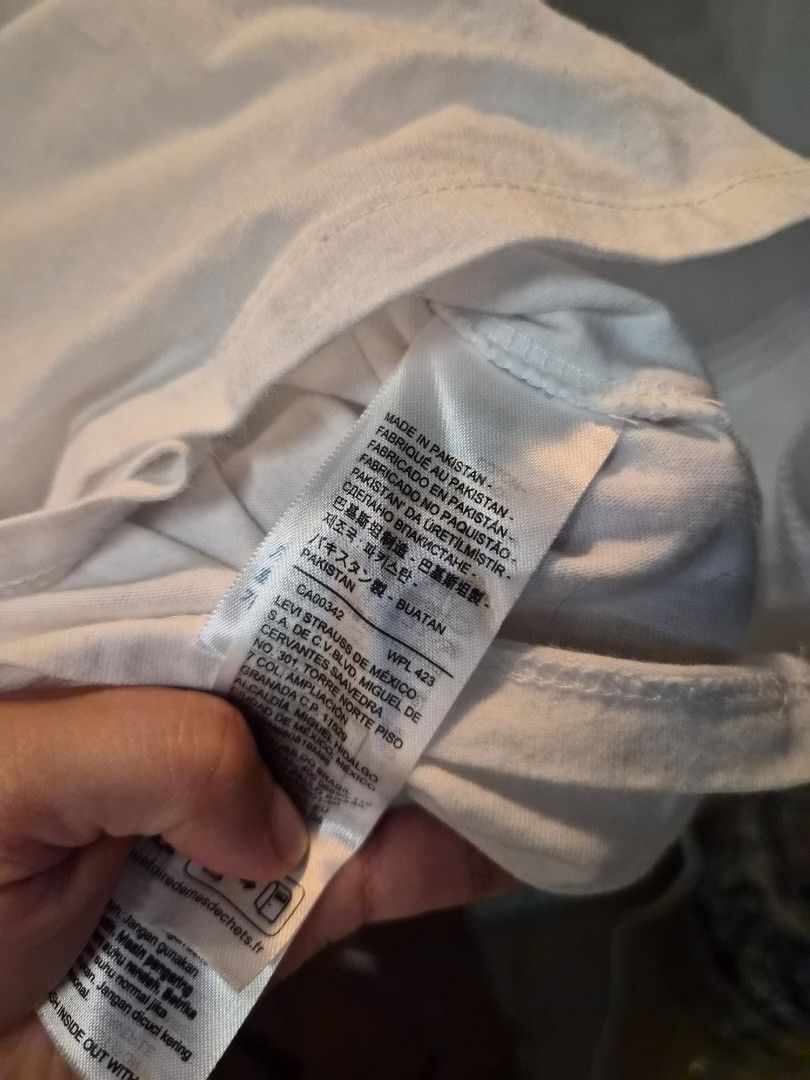 LEVI'S CLASSIC LOGO SHIRT M (Category: Shirts) located in Pila. Submitted by dmlmd (Listing ID 1444974832, Image 3). Description: ⚠️LAST PRICE POSTED. LOWER OFFERS WILL BE IGNORED⚠️ -AUTHENTIC personally bought from LEVI'S -No stains. -Fresh from laundry. -Size M.