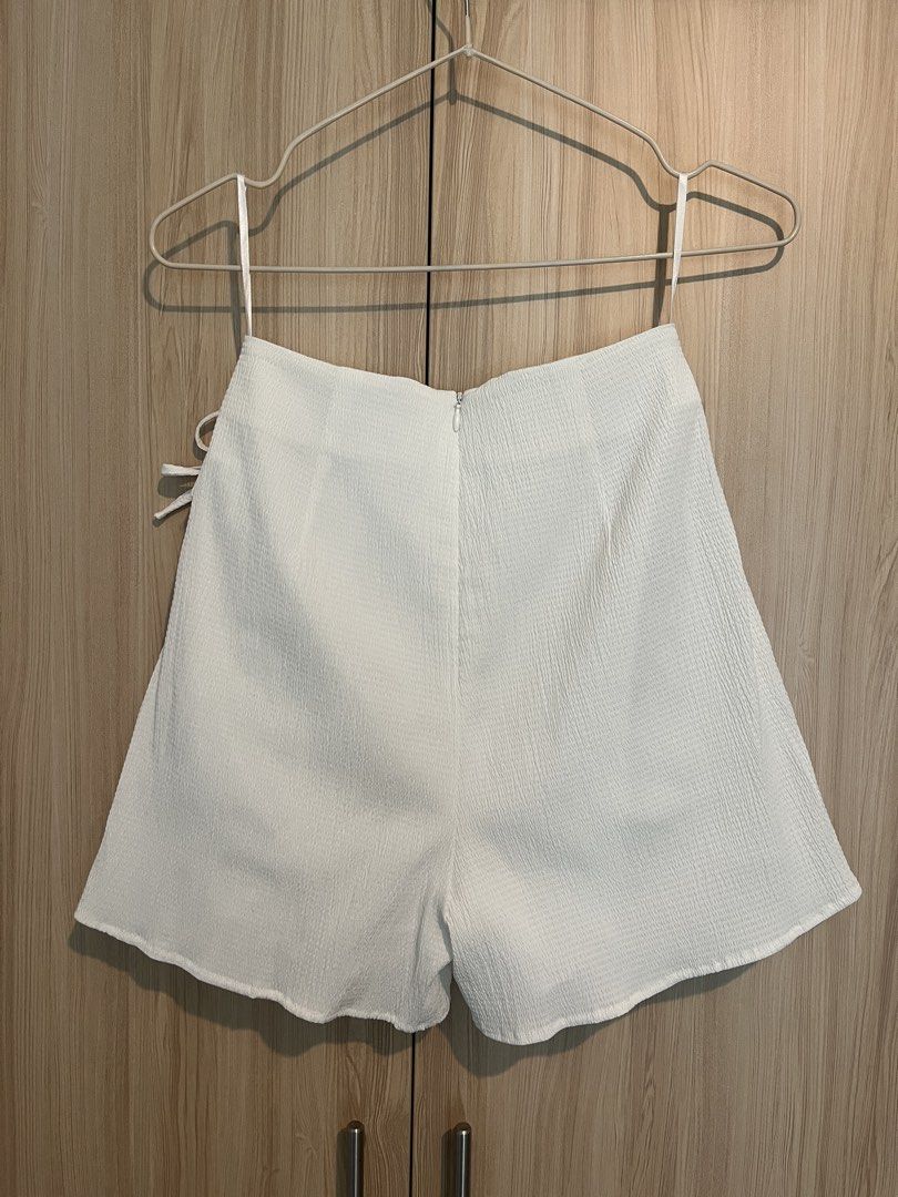 Love Bonito Textured Wrap Skort XS (Category: Skirts) located in Taguig. Submitted by theprettycorner (Listing ID 1444947062, Image 2). Description: - White textured wrap skort - Features a side tie-waist detail - Zipper closure at the back - Size XS.