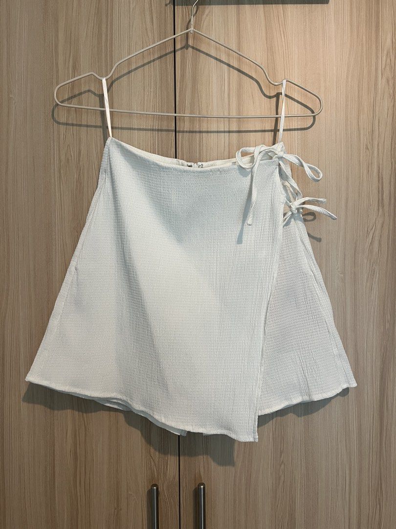 Love Bonito Textured Wrap Skort XS (Category: Skirts) located in Taguig. Submitted by theprettycorner (Listing ID 1444947062, Image 1). Description: - White textured wrap skort - Features a side tie-waist detail - Zipper closure at the back - Size XS.