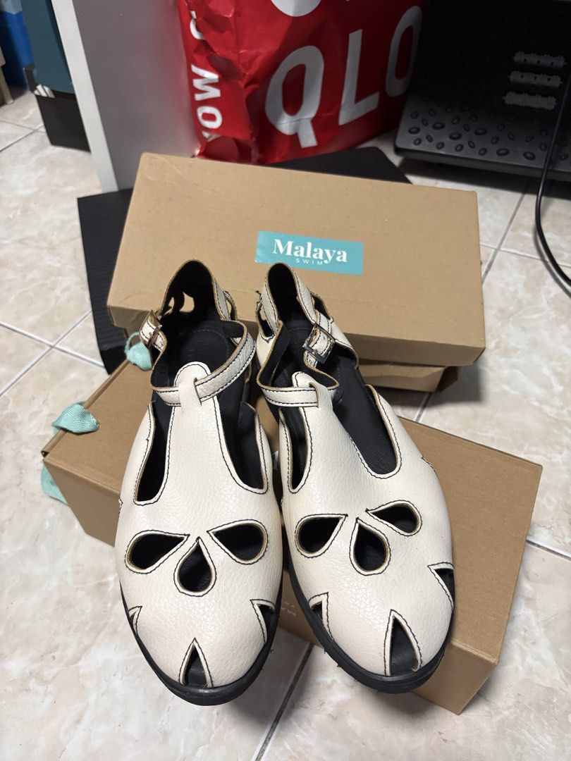Malaya by Meraniel - Luna in Cream (Category: Flats & Sandals) located in Manila. Submitted by jjh_14 (Listing ID 1445014643, Image 2). Description: - Excellent Condition – Used Twice Only - Bought for ₱3,000 - Selling because it’s slightly loose on me - Best fits 25–26 cm comfortably - Beautiful craftsmanship and quality (Meraniel girlies know 😉) - Comes with original box - Effortlessly adds a chic statement to any outfit .