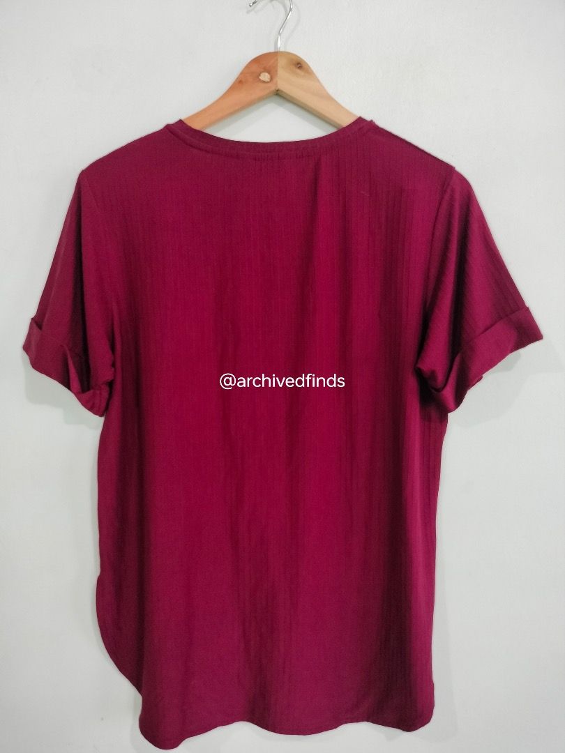 Maroon Ribbed Short Sleeve T-shirt (Category: Shirts) located in Las Pinas. Submitted by archivedfinds (Listing ID 1444954908, Image 2). Description: Maroon ribbed t-shirt. Short sleeves with rolled cuffs. Curved hemline. Comfortable fabric. Great for casual wear. Bought from Zalora Fits XL-XXL. Bust fits til 40-42” RFS: not used so much. Pick-up: Grab/Lalamove arranged by buyer. Delivery: LBC/J&T .