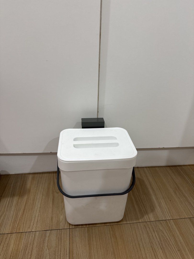 Mini Trash Bin with handle (Category: Storage Boxes & Baskets) located in Quezon City. Submitted by heylouise (Listing ID 1444931565, Image 1). Description: - White square bin with lid - Features a handle for easy carrying - Ideal for kitchen scraps or general waste - Simple, clean design fits any space - Great for composting or keeping counters tidy.