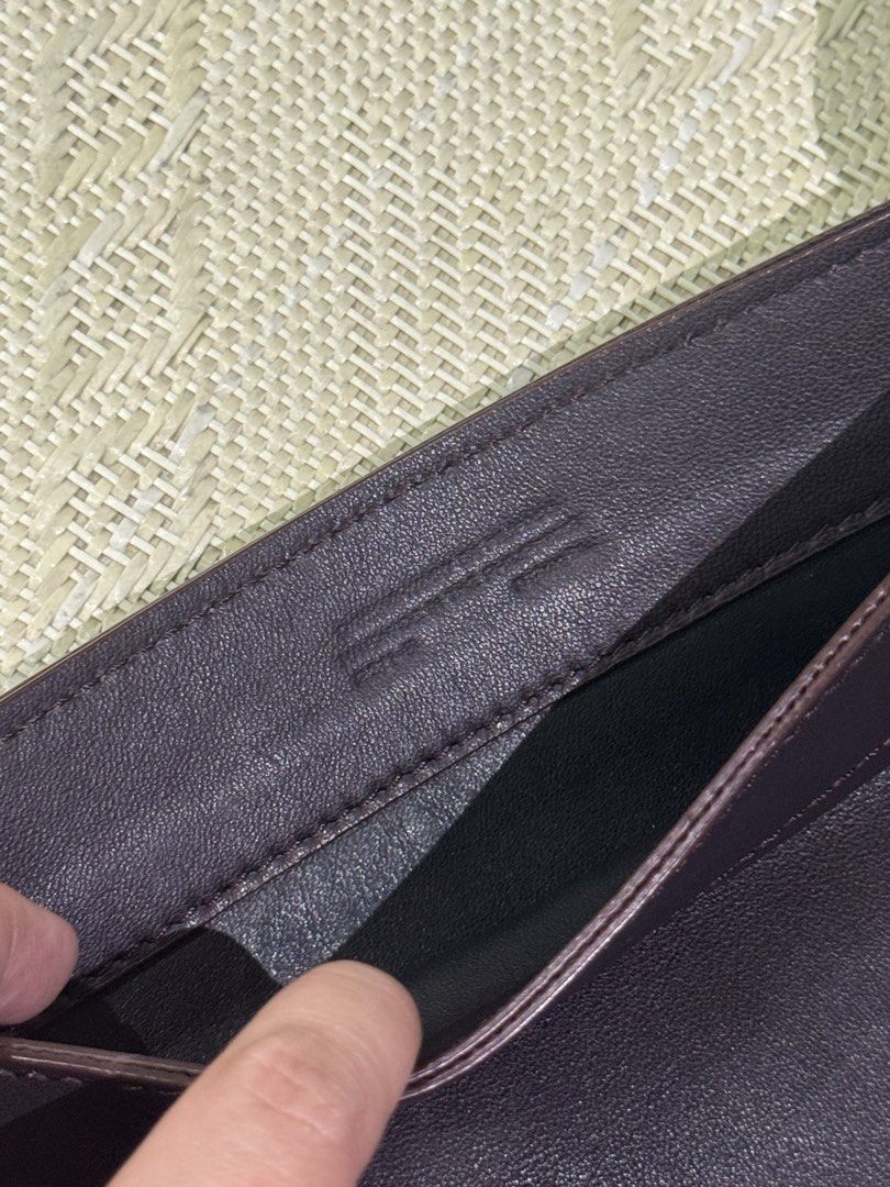 Minsan Pakimkim - Kaimito/Black (Category: Cross-body Bags) located in Paranaque City. Submitted by msbentables (Listing ID 1444877010, Image 3). Description: Pakimkim bag in Kaimito and Karbon Rfs Decluttering Ang Minsan Objects ay isang kilalang lokal na leather brand sa Pilipinas na itinatag ng mamamahayag at designer na si Dano Tingcungco. Kilala ang brand sa paglikha ng mga handcrafted na bag mula sa de-kalidad na balat (tulad ng lamb nappa 