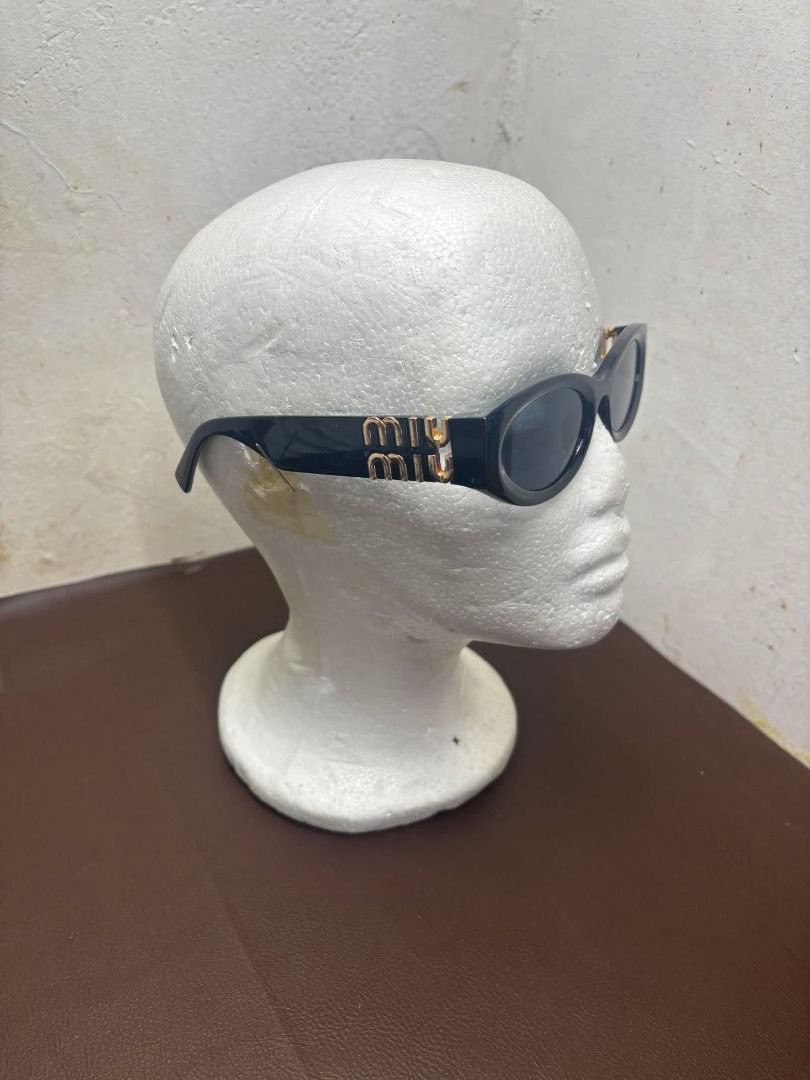 Miu Miu Glimpse sunglasses SMU11W (Category: Sunglasses & Eyewear) located in Bacoor. Submitted by fafofa (Listing ID 1444957600, Image 3). Description: These oval acetate sunglasses embody bold, sophisticated femininity. The low profile frame front is accented with the new Miu Miu vertical logo integrated in the hinge of the thick temples. Product code: SMU11W_E1AB_F05S0_C_054 Acetate frame front in black Frame not compatible with graduated lens