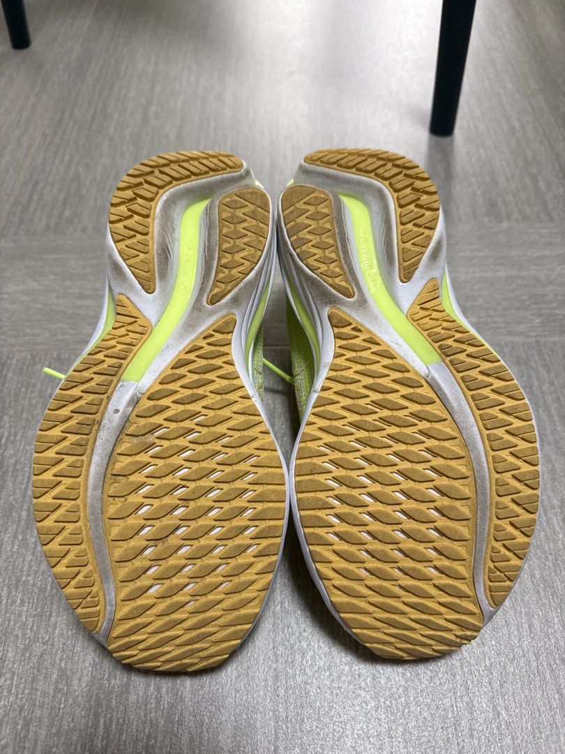 Mizuno 跑鞋 螢光黃 （分類：運動服裝）位於 Hong Kong。 由 nikinini 提交（商品編號 1444940819，圖片 3）。簡介： 呢對 Mizuno 跑鞋係螢光黃色，好搶眼。鞋底睇落都仲好新淨，鞋面都乾淨。適合跑步或者日常著用。。