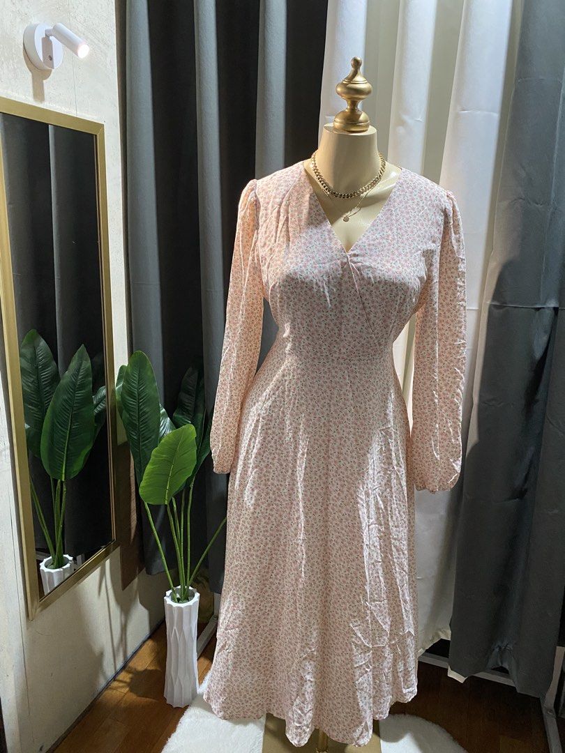 Morin floral maxi dress (Category: Dresses) located in Taguig. Submitted by KL_Outfits (Listing ID 1444985779, Image 3). Description: .