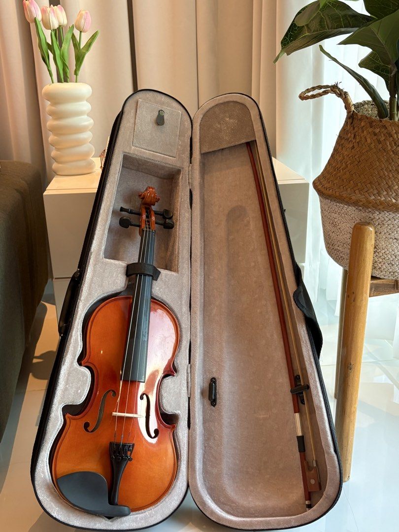 Mozart Violin 4/4 Maple Spruce – Complete Set (Category: Musical Instruments) located in Tuguegarao City. Submitted by niccoleeee (Listing ID 1444979345, Image 1). Description: Selling a Mozart Violin 4/4 in Natural Glossy Finish. Complete set and ready to use, ideal for beginners, students, and violin enthusiasts. Inclusions: * Violin (4/4 Full Size) * Case * Bow * Rosin * Bridge * Complete Accessories Made with maple and spruce wood, offering a