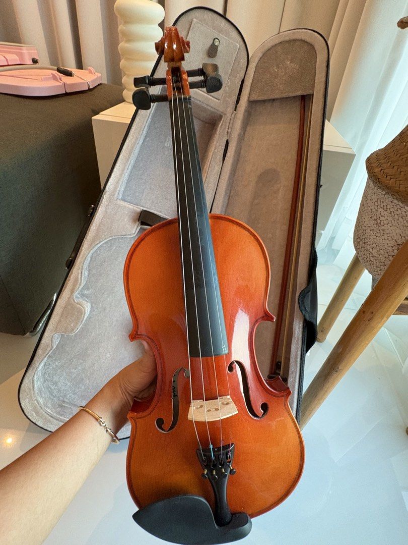 Mozart Violin 4/4 Maple Spruce – Complete Set (Category: Musical Instruments) located in Tuguegarao City. Submitted by niccoleeee (Listing ID 1444979345, Image 3). Description: Selling a Mozart Violin 4/4 in Natural Glossy Finish. Complete set and ready to use, ideal for beginners, students, and violin enthusiasts. Inclusions: * Violin (4/4 Full Size) * Case * Bow * Rosin * Bridge * Complete Accessories Made with maple and spruce wood, offering a