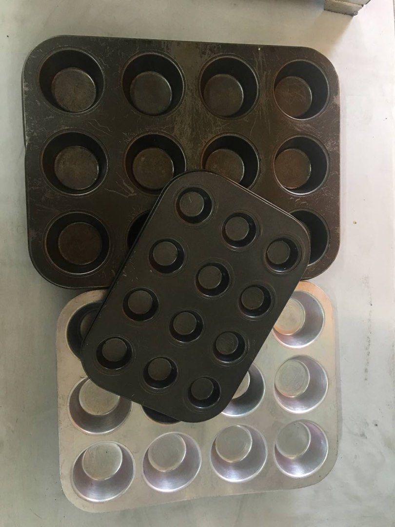 Muffin Trays (Category: Bakeware) located in Quezon City. Submitted by giometryyy (Listing ID 1445024857, Image 2). Description: take all 350 bought from All Abt Baking & shapi black - well used silver - barely used black small - used once 📍Batasan, QC 🛵 Lalamove/J&T payment first.