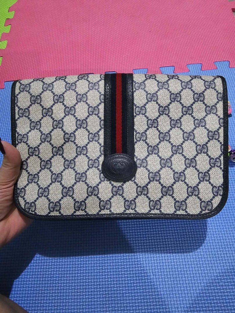 Original vintage gucci sling (Category: Luxury Bags & Wallets) located in Angeles City. Submitted by maria_anna_gracia1130 (Listing ID 1444993180, Image 1). Description: Original Gucci sling Like new pa talaga No faded hardwares Canvas na ung loob pero malinis na.