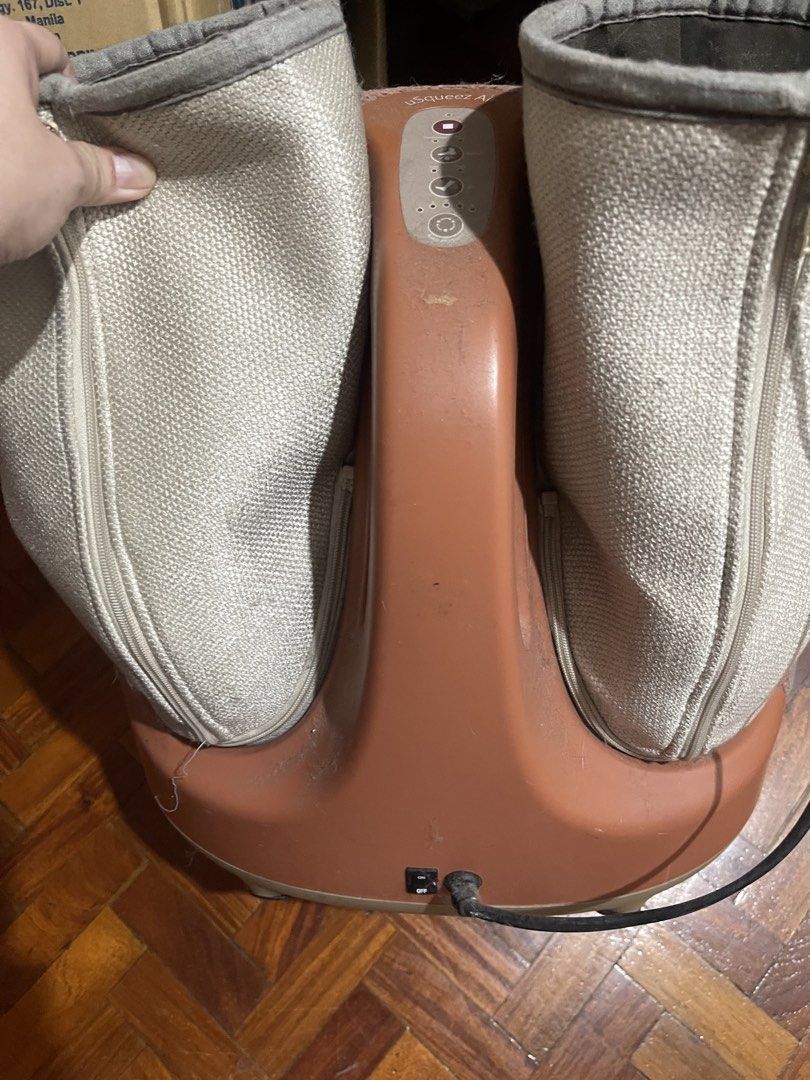 OSIM uSqueez Air Foot Massager (Category: Massage Devices) located in Makati City. Submitted by missyco (Listing ID 1444967199, Image 2). Description: - OSIM uSqueez Air Foot Massager - Multiple Modes: Compress, Pulse, High, Rollers, Air - Designed for tired feet relief - Easy access with side zippers - Power cord included ONLY FOOT ROLLERS WORK.