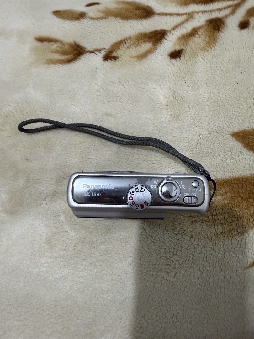 Panasonic Lumix DMC-LS70 (Not Working) (Category: Cameras) located in Manila. Submitted by vieecisco (Listing ID 1445006853, Image 3). Description: Panasonic Lumix digital camera NOT WORKING (FOR PARTS OR TO FIX) *The camera itself has no response upon opening. Inclusions: - Camera with Cap - Camera Bag Meetup around UST or Lalamove etc..