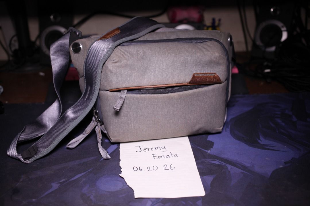 Peak Design Everyday Sling 3L Ash Camera Bag (Category: Camera Bags & Carriers) located in Cainta. Submitted by technicallyrushing (Listing ID 1444926143, Image 2). Description: - Peak Design Everyday Sling 3L in Ash - Ideal for camera gear or everyday essentials - Main compartment with customizable dividers - Front zippered pocket for quick access - Adjustable strap for comfortable carrying - Shows some signs of use, but in great working conditi