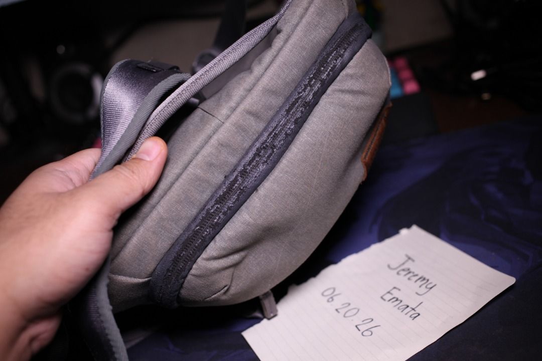 Peak Design Everyday Sling 3L Ash Camera Bag (Category: Camera Bags & Carriers) located in Cainta. Submitted by technicallyrushing (Listing ID 1444926143, Image 3). Description: - Peak Design Everyday Sling 3L in Ash - Ideal for camera gear or everyday essentials - Main compartment with customizable dividers - Front zippered pocket for quick access - Adjustable strap for comfortable carrying - Shows some signs of use, but in great working conditi