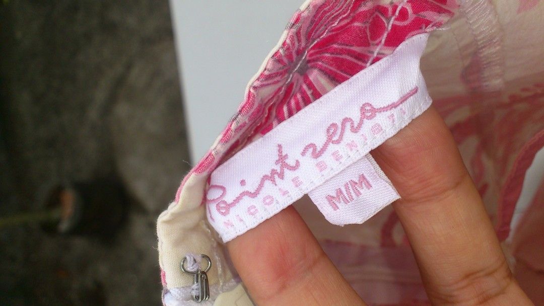 Pink Floral Dress (Category: Dresses) located in Muntinlupa City. Submitted by JapanItemsOnTheGo (Listing ID 1444919691, Image 2). Description: can fit to xs small.