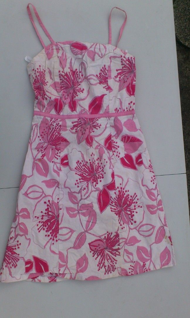 Pink Floral Dress (Category: Dresses) located in Muntinlupa City. Submitted by JapanItemsOnTheGo (Listing ID 1444919691, Image 1). Description: can fit to xs small.
