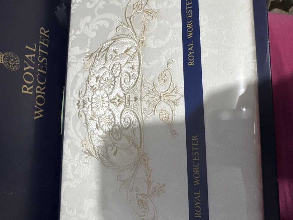 (LP)- ROYAL WORCESTER Jacquard Sheet, 100% Cotton (Category: Bedding & Towels) located in Antipolo. Submitted by queens.collections (Listing ID 1444897959, Image 2). Description: Skukl317264c.