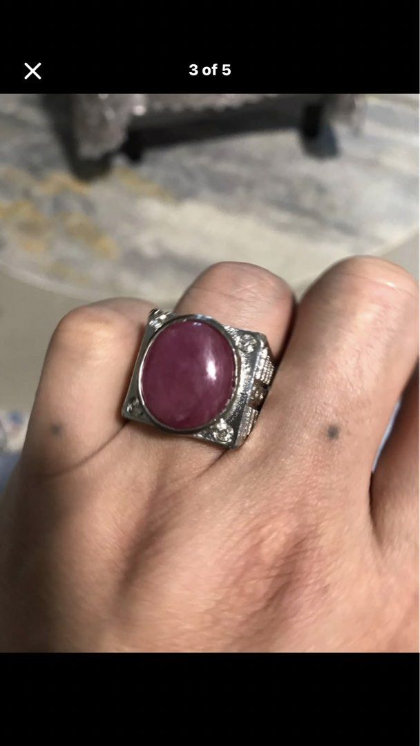 Ruby ring (Category: Jewelry) located in Singapore. Submitted by lawrencelucifer81 (Listing ID 1444930514, Image 2). Description: .