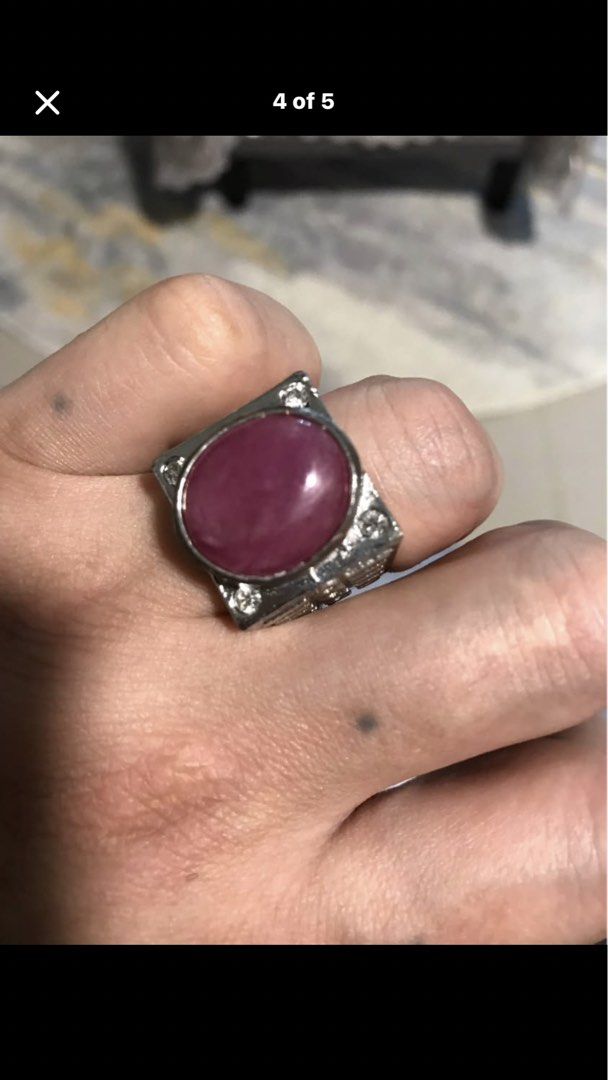 Ruby ring (Category: Jewelry) located in Singapore. Submitted by lawrencelucifer81 (Listing ID 1444930514, Image 1). Description: .