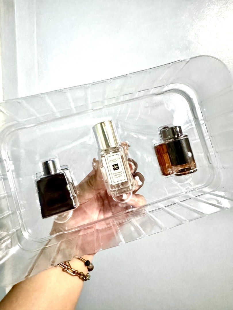 Sephora Collection Men's Deluxe Mini Perfume (Category: Fragrance & Deodorants) located in Pasig City. Submitted by lykaloves (Listing ID 1445032540, Image 2). Description: Perfect pang boyfie, jowa, daddy… or ikaw na mismo bumili kung gusto mong amoy poging may standards 😌 Inclusions with black pouch: 🤎 𝘉𝘶𝘳𝘣𝘦𝘳𝘳𝘺 𝘏𝘦𝘳𝘰 𝘗𝘢𝘳𝘧𝘶𝘮 𝘐𝘯𝘵𝘦𝘯𝘴𝘦 (5 𝘮𝘓) 🔥 𝘏𝘶𝘨𝘰 𝘉𝘰𝘴𝘴 𝘛𝘩𝘦 𝘚𝘤𝘦𝘯𝘵 (5 𝘮𝘓) 🌊 𝘑𝘰 𝘔𝘢𝘭𝘰𝘯𝘦 𝘞𝘰𝘰𝘥 �