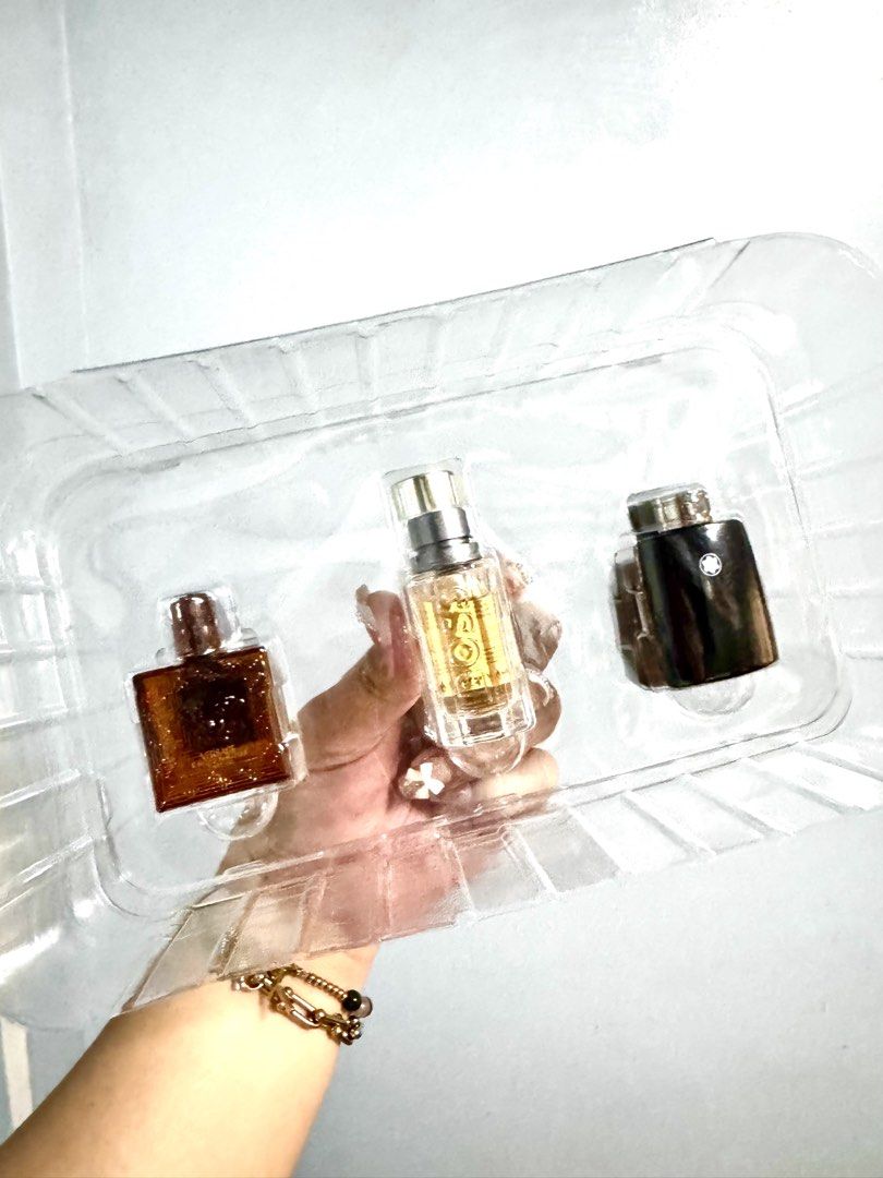 Sephora Collection Men's Deluxe Mini Perfume (Category: Fragrance & Deodorants) located in Pasig City. Submitted by lykaloves (Listing ID 1445032540, Image 3). Description: Perfect pang boyfie, jowa, daddy… or ikaw na mismo bumili kung gusto mong amoy poging may standards 😌 Inclusions with black pouch: 🤎 𝘉𝘶𝘳𝘣𝘦𝘳𝘳𝘺 𝘏𝘦𝘳𝘰 𝘗𝘢𝘳𝘧𝘶𝘮 𝘐𝘯𝘵𝘦𝘯𝘴𝘦 (5 𝘮𝘓) 🔥 𝘏𝘶𝘨𝘰 𝘉𝘰𝘴𝘴 𝘛𝘩𝘦 𝘚𝘤𝘦𝘯𝘵 (5 𝘮𝘓) 🌊 𝘑𝘰 𝘔𝘢𝘭𝘰𝘯𝘦 𝘞𝘰𝘰𝘥 �