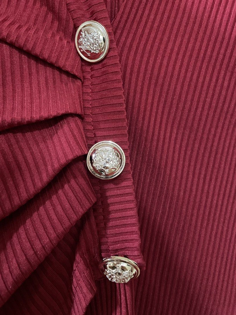 SHEIN Ribbed V-Neck Ruched Button Detail Top (Category: Sleeveless) located in San Juan City. Submitted by redrosierose (Listing ID 1444949946, Image 2). Description: - Maroon ribbed long-sleeve top - V-neck with ruched detail - Three decorative silver buttons - Tag indicates size XXL - Versatile for night out or casual wear - Comfortable and stretchy material -used only few times RFS: Decluttering MOP: BDO / Gcash LOC: San Juan City ❎No return N