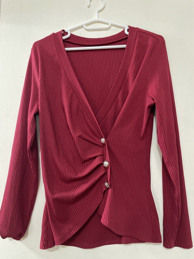 SHEIN Ribbed V-Neck Ruched Button Detail Top (Category: Sleeveless) located in San Juan City. Submitted by redrosierose (Listing ID 1444949946, Image 1). Description: - Maroon ribbed long-sleeve top - V-neck with ruched detail - Three decorative silver buttons - Tag indicates size XXL - Versatile for night out or casual wear - Comfortable and stretchy material -used only few times RFS: Decluttering MOP: BDO / Gcash LOC: San Juan City ❎No return N
