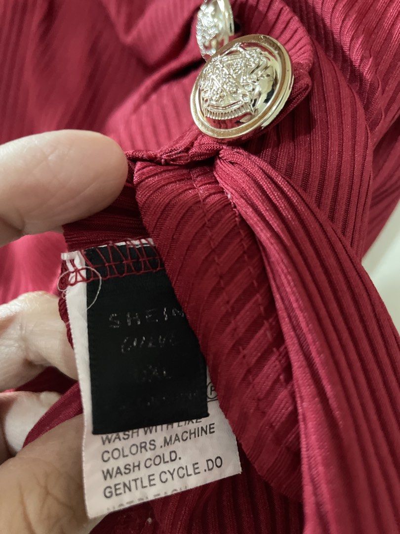SHEIN Ribbed V-Neck Ruched Button Detail Top (Category: Sleeveless) located in San Juan City. Submitted by redrosierose (Listing ID 1444949946, Image 3). Description: - Maroon ribbed long-sleeve top - V-neck with ruched detail - Three decorative silver buttons - Tag indicates size XXL - Versatile for night out or casual wear - Comfortable and stretchy material -used only few times RFS: Decluttering MOP: BDO / Gcash LOC: San Juan City ❎No return N