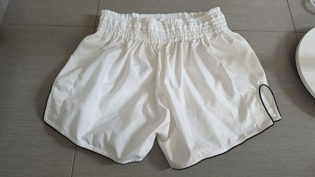 SIAMKICK 拳擊褲 泰拳褲 格鬥褲 運動短褲 L碼 Muay Thai MMA shorts （分類：運動服裝）位於 Hong Kong。 由 cccowgg 提交（商品編號 1444939566，圖片 5）。簡介： Siamkick 泰拳褲，拳擊褲，白色黑邊 接近全新，只穿一次，原價$360 Size: L 腰30吋 西鐵元朗至紅磡面交，或包順豐 。