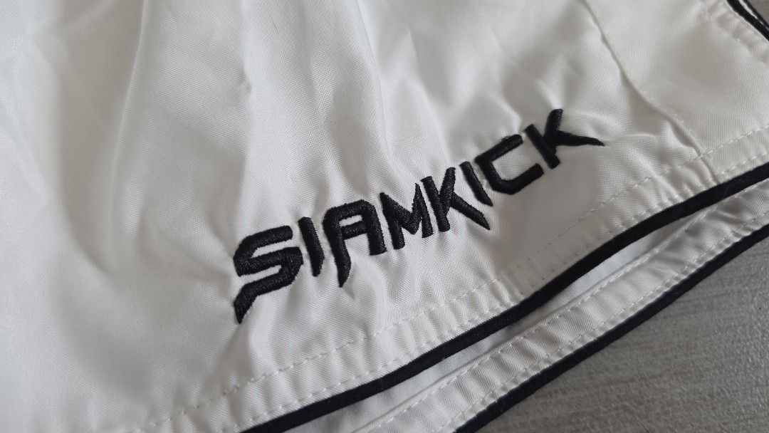 SIAMKICK 拳擊褲 泰拳褲 格鬥褲 運動短褲 L碼 Muay Thai MMA shorts （分類：運動服裝）位於 Hong Kong。 由 cccowgg 提交（商品編號 1444939566，圖片 2）。簡介： Siamkick 泰拳褲，拳擊褲，白色黑邊 接近全新，只穿一次，原價$360 Size: L 腰30吋 西鐵元朗至紅磡面交，或包順豐 。