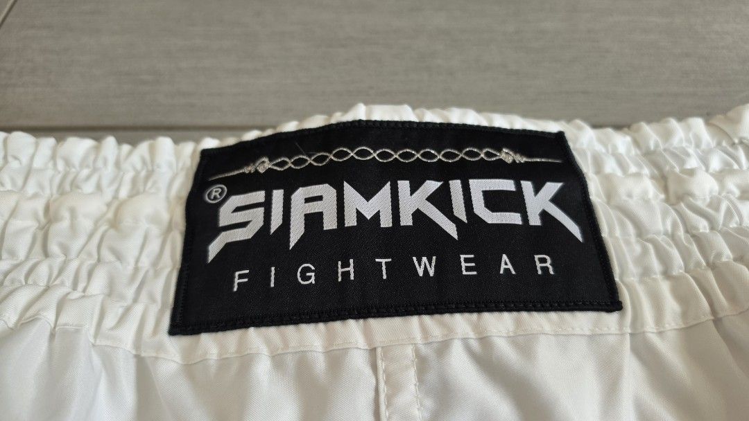 SIAMKICK 拳擊褲 泰拳褲 格鬥褲 運動短褲 L碼 Muay Thai MMA shorts （分類：運動服裝）位於 Hong Kong。 由 cccowgg 提交（商品編號 1444939566，圖片 3）。簡介： Siamkick 泰拳褲，拳擊褲，白色黑邊 接近全新，只穿一次，原價$360 Size: L 腰30吋 西鐵元朗至紅磡面交，或包順豐 。