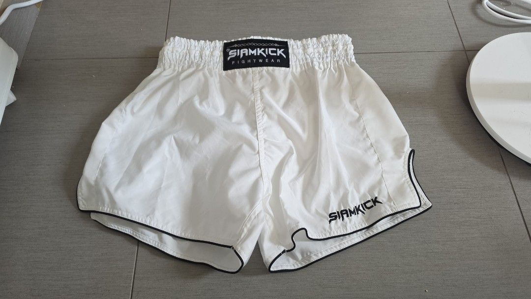 SIAMKICK 拳擊褲 泰拳褲 格鬥褲 運動短褲 L碼 Muay Thai MMA shorts （分類：運動服裝）位於 Hong Kong。 由 cccowgg 提交（商品編號 1444939566，圖片 1）。簡介： Siamkick 泰拳褲，拳擊褲，白色黑邊 接近全新，只穿一次，原價$360 Size: L 腰30吋 西鐵元朗至紅磡面交，或包順豐 。