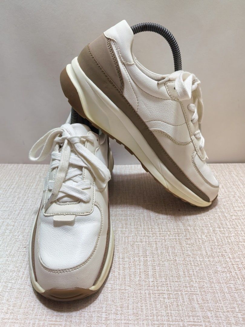 Size 8 Women Sneakers (Category: Sneakers) located in Tagaytay City. Submitted by shyras_shoekay_ukay (Listing ID 1444987935, Image 1). Description: Very good condition. Imported from the USA via balikbayan box..