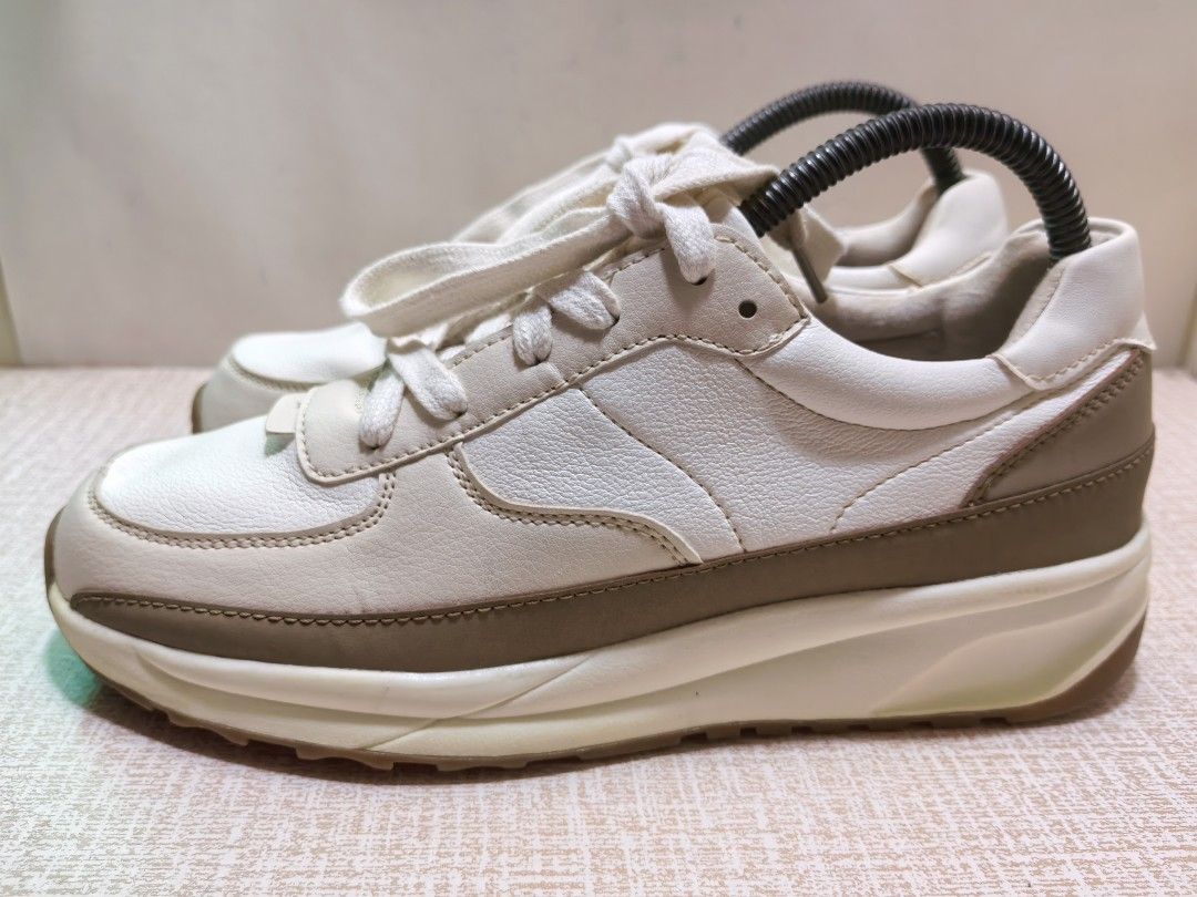 Size 8 Women Sneakers (Category: Sneakers) located in Tagaytay City. Submitted by shyras_shoekay_ukay (Listing ID 1444987935, Image 3). Description: Very good condition. Imported from the USA via balikbayan box..