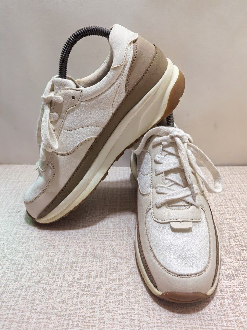 Size 8 Women Sneakers (Category: Sneakers) located in Tagaytay City. Submitted by shyras_shoekay_ukay (Listing ID 1444987935, Image 2). Description: Very good condition. Imported from the USA via balikbayan box..
