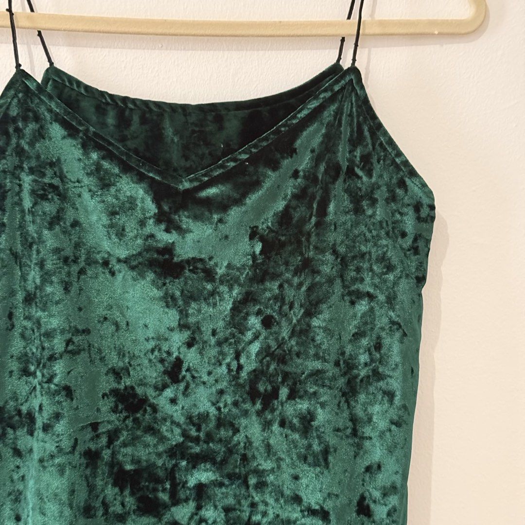 Sleeveless Top (Category: Sleeveless) located in Cavite. Submitted by onceloved_ (Listing ID 1444923795, Image 2). Description: xs - med Width: 16”.