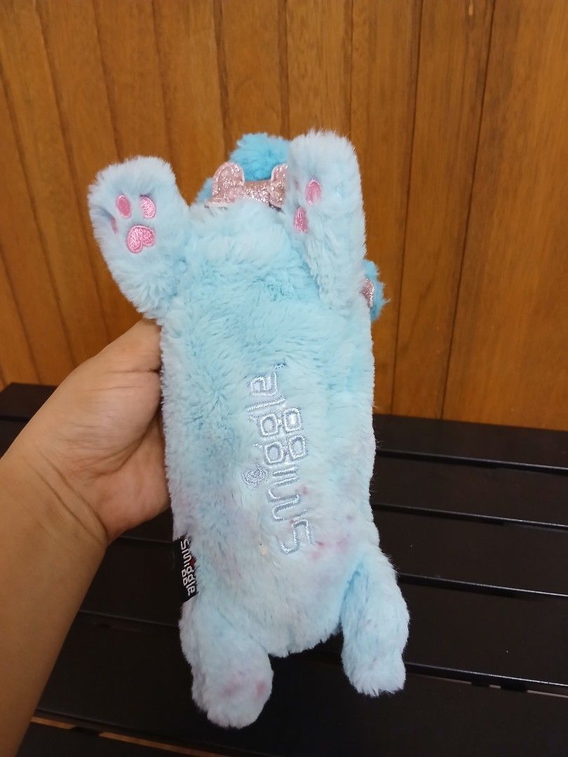 Smiggle Blue Plush Dog Pencil Case (Category: Plushies & Soft Toys) located in Calamba. Submitted by thepinkpicksee (Listing ID 1444861058, Image 1). Description: - Adorable blue plush pencil case shaped like a cute dog. - Secure zipper closure to keep your items safe. - Embroidered Smillie logo on top for authenticity. - Fun paw print details on the feet. - Ideal for storing stationery, pens, pencils, or other small essentials. - A playful and p