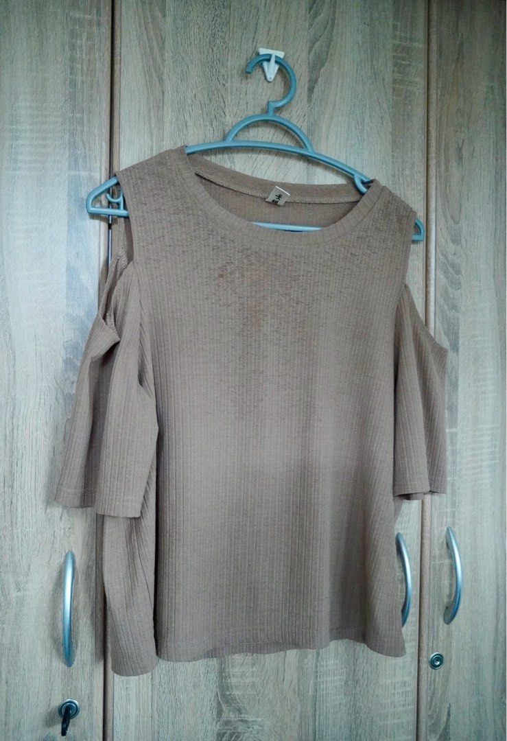 [TAKE ALL] 4 TOPS FOR 250 (Category: Blouses) located in Manila. Submitted by msmozza (Listing ID 1444987874, Image 3). Description: Rfs: Preloved college pieces! 75 php each, 250 php take all.