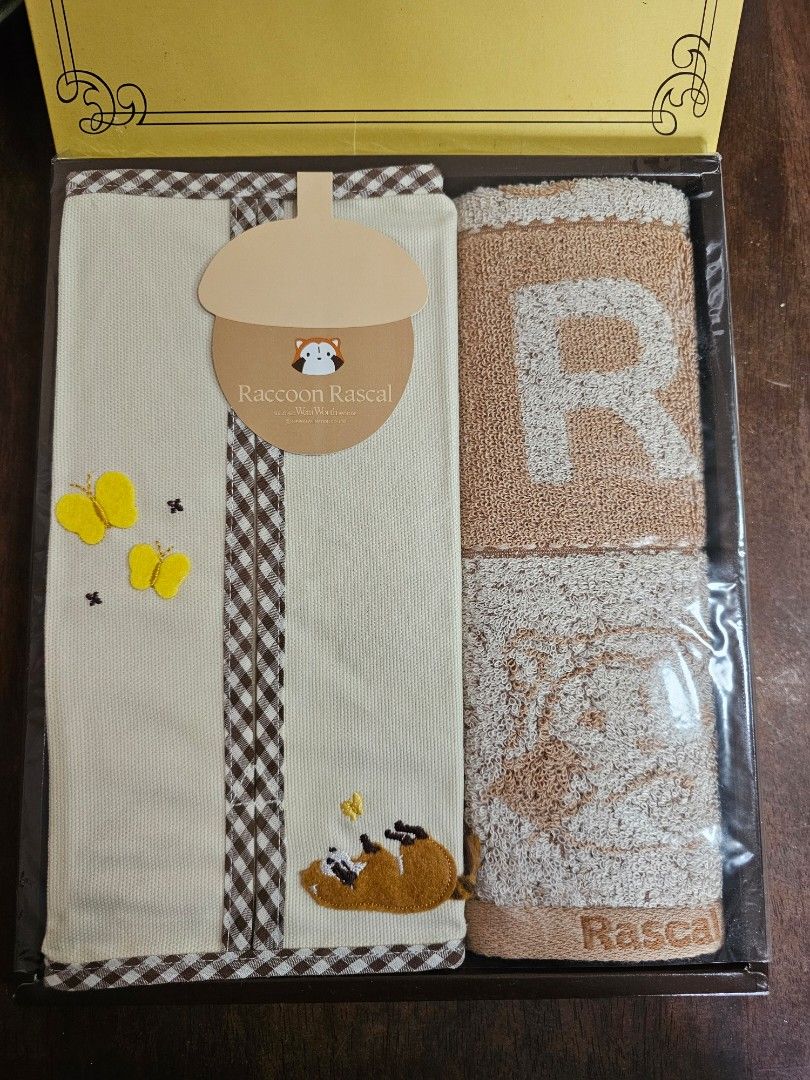 SALE❗️Tissue Cover Set (Category: Towels, Napkins & Holders) located in Quezon City. Submitted by senyoramaria (Listing ID 1444948649, Image 2). Description: Raccoon Rascal Set 1 x Face Towel 1 x Tissue Cover 10 x 5 inches New with box. Php300❗️.