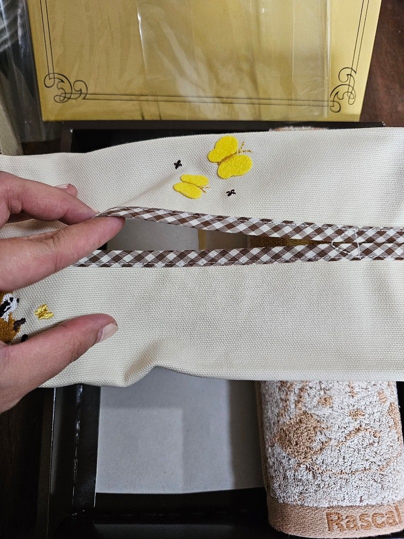 SALE❗️Tissue Cover Set (Category: Towels, Napkins & Holders) located in Quezon City. Submitted by senyoramaria (Listing ID 1444948649, Image 3). Description: Raccoon Rascal Set 1 x Face Towel 1 x Tissue Cover 10 x 5 inches New with box. Php300❗️.
