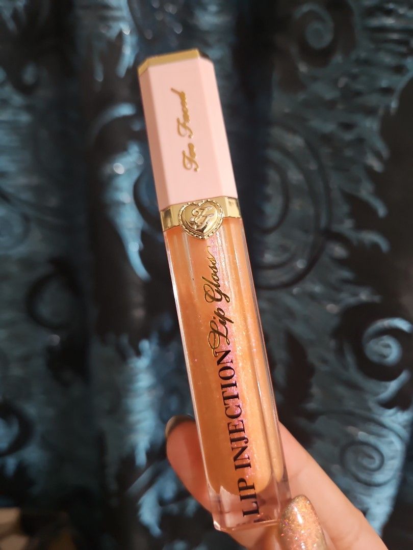 Too Faced Lip Injection Glossy Lip Plumper (Category: Makeup) located in Imus. Submitted by a.niko (Listing ID 1444958345, Image 1). Description: - Too Faced Lip Injection Glossy - Lip plumper gloss - Shimmery, peachy-pink shade - Creates a fuller, pouty lip look - Ideal for everyday or going out.