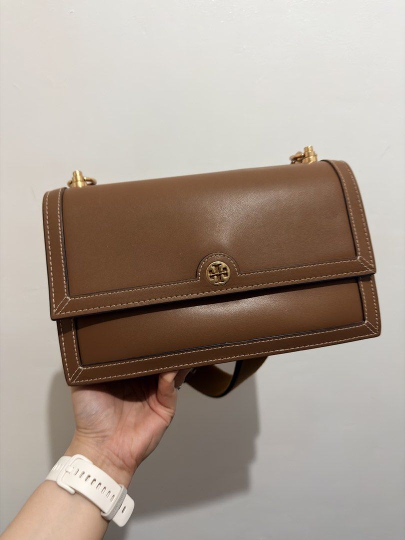 Tory Burch Brown Leather Shoulder Bag (Category: Luxury Bags & Wallets) located in Quezon City. Submitted by fanchangyuu (Listing ID 1445009288, Image 1). Description: - Genuine brown leather shoulder bag - Elegant gold hardware details - Neat stitching around the edges - Luxurious suede interior lining - Versatile chain strap - Ideal for everyday wear or special events - Ample interior space for your essentials Shipping from Las Piñas .